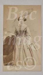 cdv vrouw staand wijde jurk Den Haag 1860's Verveer, Verzamelen, Verzenden, Voor 1940, Gebruikt, Foto