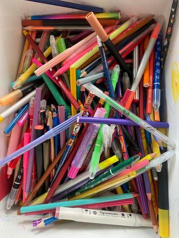 GRATIS kleurgerei en papier beschikbaar voor biedingen