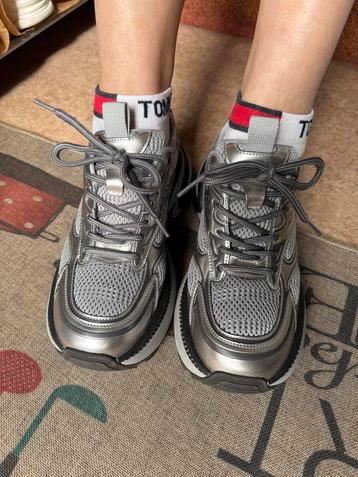 Sportschoenen / dames , maat 39-40 . beschikbaar voor biedingen