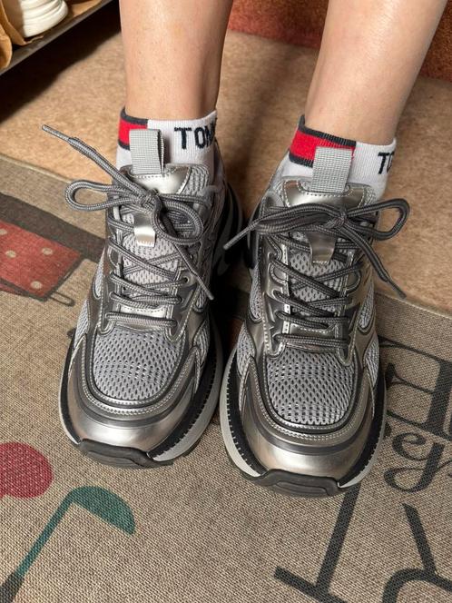 Sportschoenen / dames , maat 39-40 ., Kleding | Dames, Schoenen, Zo goed als nieuw, Sportschoenen, Grijs, Ophalen