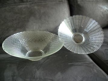 2 Glazen schalen beschikbaar voor biedingen