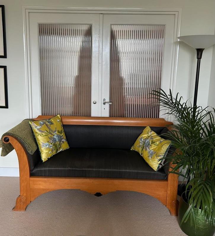 Mooie antieke houten bank uit Zweden, Huis en Inrichting, Banken | Sofa's en Chaises Longues, Zo goed als nieuw, Tweepersoons
