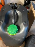 Jerrycan jerrycans noodrantsoen, Ophalen