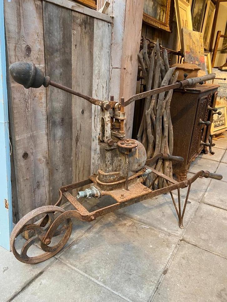 Landelijke verrijdbare wijnpomp pomp, Antiek en Kunst, Antiek | Gereedschap en Instrumenten, Ophalen