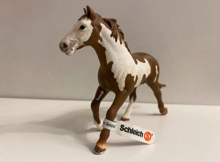 Schleich Pinto Hengst Met Vaan ~ 13616, Verzamelen, Dierenverzamelingen, Beeldje of Figuurtje, Paard, Ophalen of Verzenden