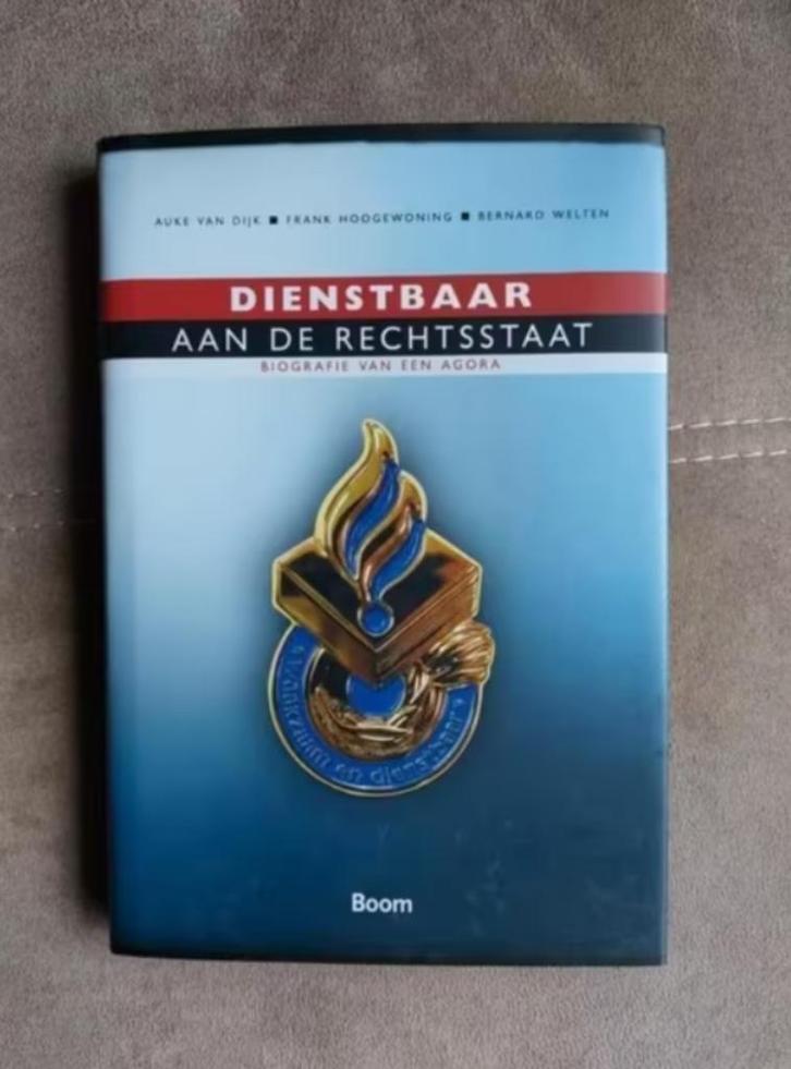 Dienstbaar aan de rechtsstaat door A. van Dijk, Boeken, Biografieën, Zo goed als nieuw, Ophalen of Verzenden