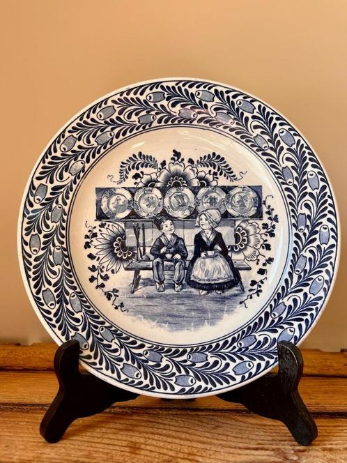 Sierbordje Fantaisie Petrus Regout Hollands meisje en jongen, Antiek en Kunst, Antiek | Wandborden en Tegels, Verzenden