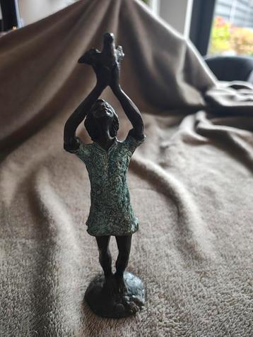 Bronzen beeldje meisje met vogel beschikbaar voor biedingen