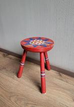 Oud rood houten beschilderd krukje - driepoot, Ophalen of Verzenden, Gebruikt, Hout