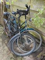 Twee oude fietsen!, Fietsen en Brommers, Fietsen | Driewielfietsen, Gebruikt, Twee oude fietsen, echter opknappertjes! Wie is handig en maken