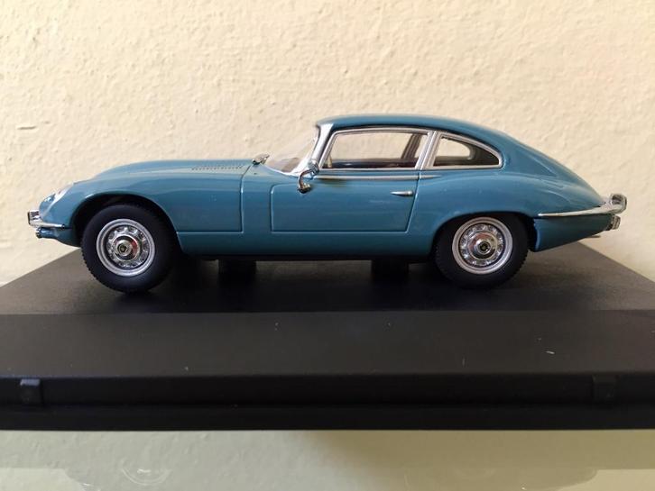 Jaguar V12 - Light Blue. Model van Oxford nr. JAGV12001, Hobby en Vrije tijd, Modelauto's | 1:43, Nieuw, Auto, Overige merken