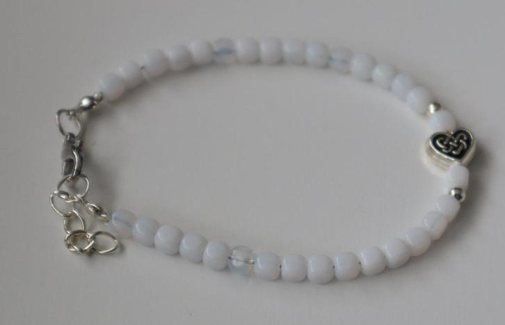 Armband met leuke witte kubuskraaltjes en een hartje, Sieraden, Tassen en Uiterlijk, Armbanden, Nieuw, Wit, Met bedels of kralen