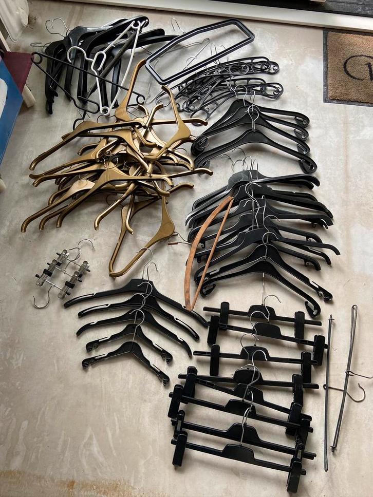 74 Stevige kledinghangers 17 cent per stuk, Kleding | Dames, Kledinghangers, Zo goed als nieuw, Ophalen of Verzenden