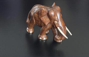 Handgesneden houten olifant beschikbaar voor biedingen