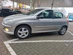 Peugeot 206 1.6 16V Griffe 5D LAGE KM STAND, Voorwielaandrijving, 15 km/l, 40 €/maand, Zwart