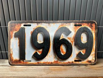 Metalen bord 1969 beschikbaar voor biedingen