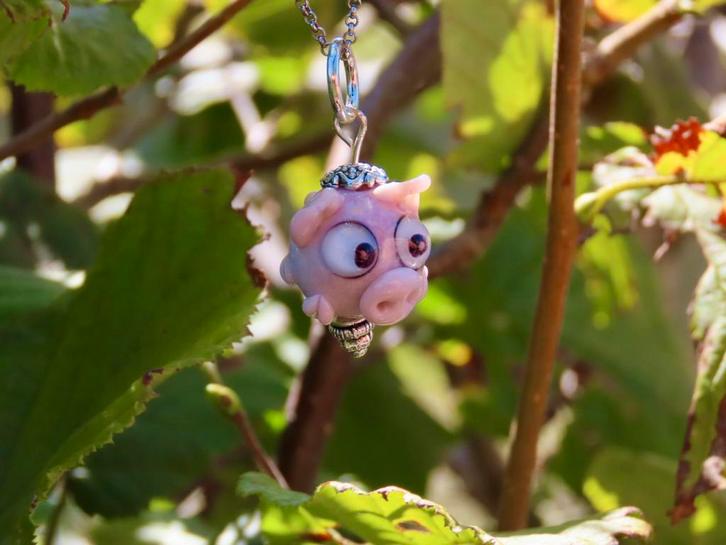 Het verwonder varkentje, unieke bedel van glas, handgemaakt., Sieraden, Tassen en Uiterlijk, Bedels, Nieuw, Overige merken, Glas of Kristal
