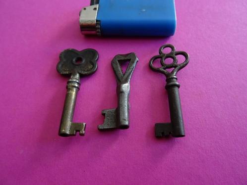 3 ANTIEKE SLEUTELTJES SLEUTELS SLEUTEL SLOT KISTJE, Antiek en Kunst, Curiosa en Brocante, Ophalen of Verzenden