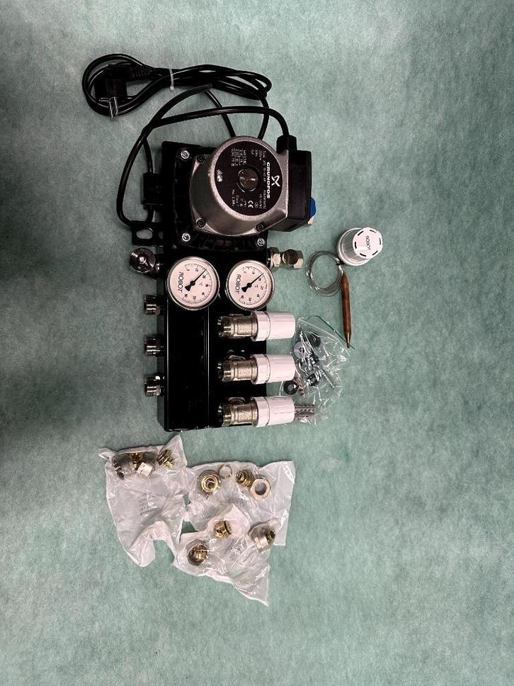 2 stuks ROBOT VLOERVERWARMINGSVERDELER, Doe-het-zelf en Verbouw, Verwarming en Radiatoren, Nieuw, Overige typen, Minder dan 30 cm