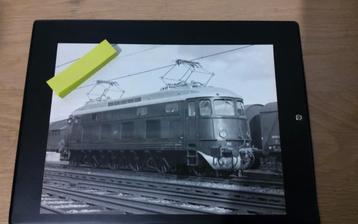 Oude foto van een elektrische trein beschikbaar voor biedingen