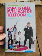 Bastiaan Ragas - Papa is heel even aan de telefoon, Boeken, Ophalen of Verzenden, Zo goed als nieuw, Bastiaan Ragas
