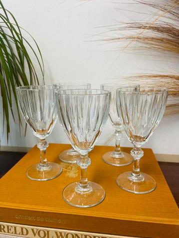 Prachtige set van vijf vintage geslepen wijnglazen beschikbaar voor biedingen