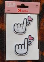 Strijkapplicatie Handje met Hartje - Nieuw!, Hobby en Vrije tijd, Ophalen of Verzenden, Nieuw, Hotfix applicaties