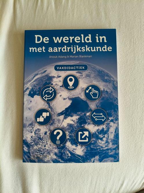 Anouk Adang - De wereld in met aardrijkskunde, Boeken, Wetenschap, Zo goed als nieuw, Ophalen of Verzenden