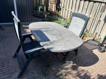 2 blauwe kunststof tuinstoelen en tuintafel set beschikbaar voor biedingen
