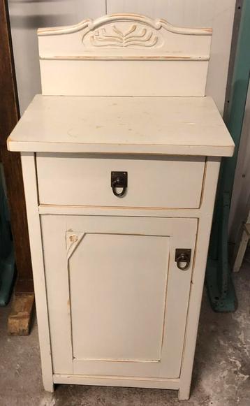 Brocante nachtkastje, houten kastje met lade beschikbaar voor biedingen