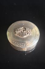 Zilveren pillendoosje met decoratie, Ophalen of Verzenden, Zilver