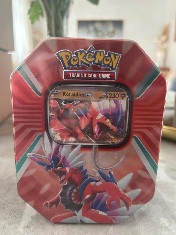 Pokémon Tin - Koraidon/Miraidon - Nieuw! GESEALD!!, Hobby en Vrije tijd, Verzamelkaartspellen | Pokémon, Nieuw, Overige typen
