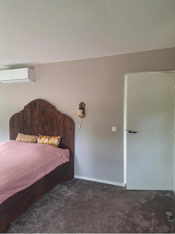 Houten bed met prachtig uniek hoofdeinde, Huis en Inrichting, Slaapkamer | Complete slaapkamers, Zo goed als nieuw, Tweepersoons