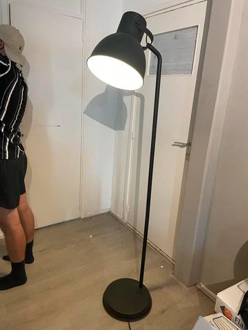 Industriële vloerlamp met afstandsbediening beschikbaar voor biedingen