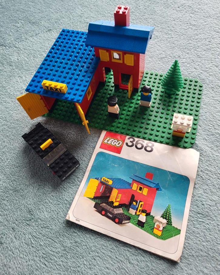 Lego Taxi centrale gebouw set 368 met auto, minifigs + boek., Kinderen en Baby's, Speelgoed | Duplo en Lego, Gebruikt, Lego, Complete set
