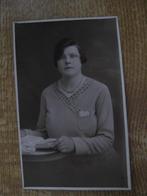 Vintage portret foto vrouw 4, Verzamelen, Foto's en Prenten, 1940 tot 1960, Foto, Zo goed als nieuw, Verzenden