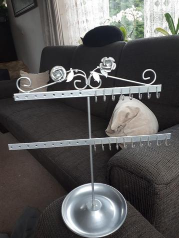SIERADENHOUDER • armband • kettingen • oorbellen • ring beschikbaar voor biedingen
