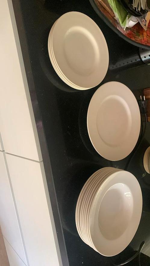 Barrats crème wit servies delen. 4 ontbijt, 1 diner, 8 diep, Huis en Inrichting, Keuken | Servies, Gebruikt, Effen, Porselein