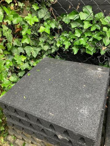 Rubberen tegels beschikbaar voor biedingen