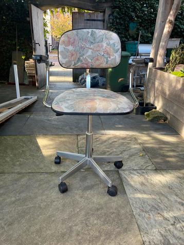 Vintage bureaustoel met bloemenmotief beschikbaar voor biedingen