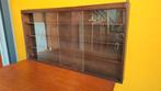 Vintage Vitrinekast - Donker Hout & Glazen Schuifdeuren, Huis en Inrichting, Gebruikt, 100 tot 150 cm, Glas, Vintage