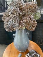 Stijlvolle grijze porceleinen vaas met gedroogde bloemen., Ophalen, Overige kleuren, Aardewerk of Porselein, Zo goed als nieuw