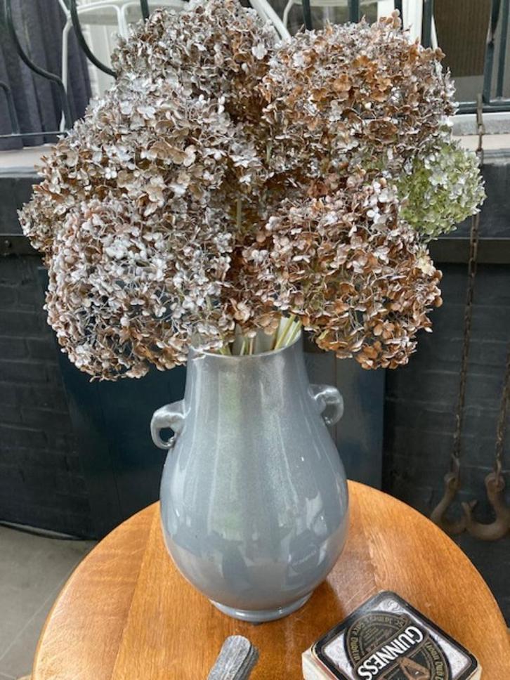 Stijlvolle grijze porceleinen vaas met gedroogde bloemen., Huis en Inrichting, Woonaccessoires | Vazen, Zo goed als nieuw, Overige kleuren