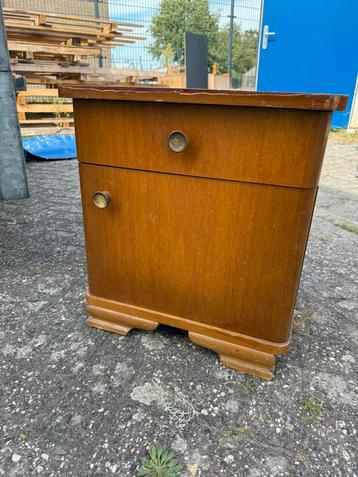 Vintage nachtkastje / bijzetkastje met lade en deurtje beschikbaar voor biedingen