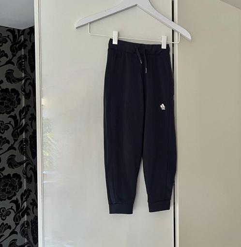 IZGS: Adidas blauw sport broekje; maat 110/116, Kinderen en Baby's, Kinderkleding | Maat 110, Jongen, Sport- of Zwemkleding, Ophalen of Verzenden