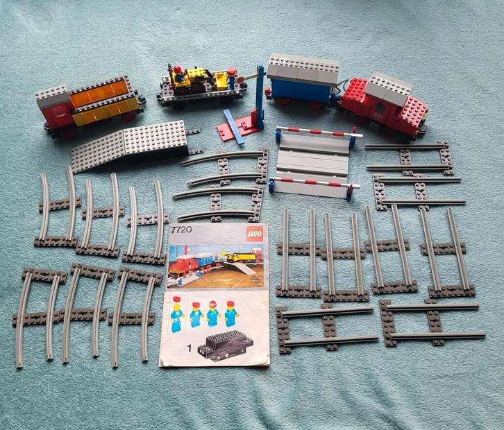 Lego trein 4,5 Volt locomotief, wagonnetjes enz. (Set 7720), Kinderen en Baby's, Speelgoed | Duplo en Lego, Zo goed als nieuw