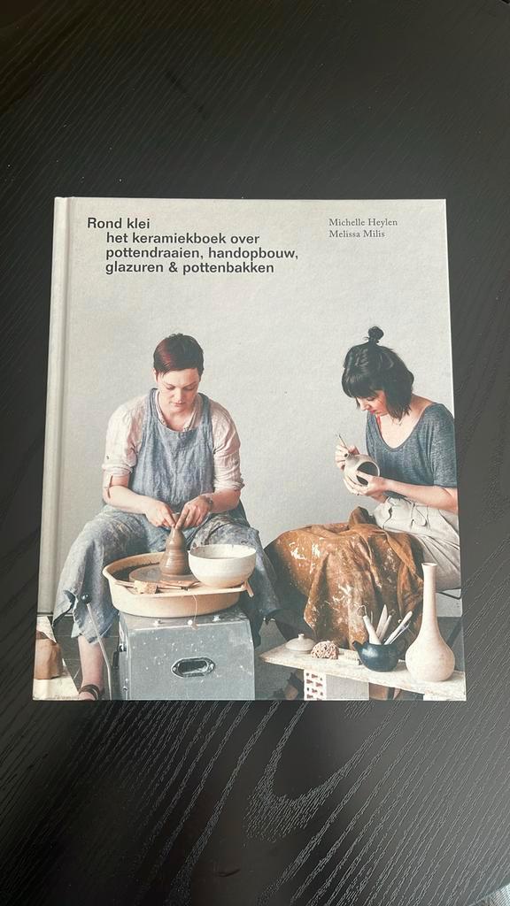 Michelle Heylen - Rond klei, Hobby en Vrije tijd, Pottenbakken, Zo goed als nieuw, Ophalen of Verzenden