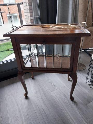 Theekastje, met ingebouwde verlichting. Hoogte is 70 cm. beschikbaar voor biedingen