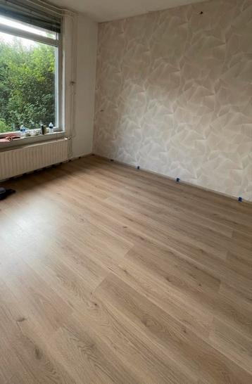 Warmbruine Laminaatvloer +- 35 m2 hele stukken beschikbaar voor biedingen
