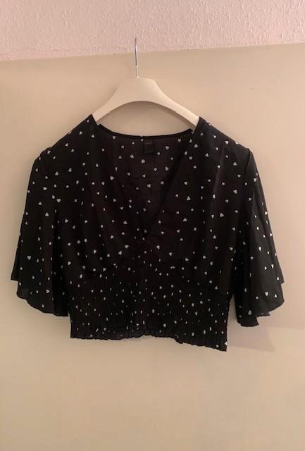 Zwarte croptop met witte hartjes van de Shein. Maat M, Kleding | Dames, Tops, Zo goed als nieuw, Maat 38/40 (M), Zwart, Korte mouw